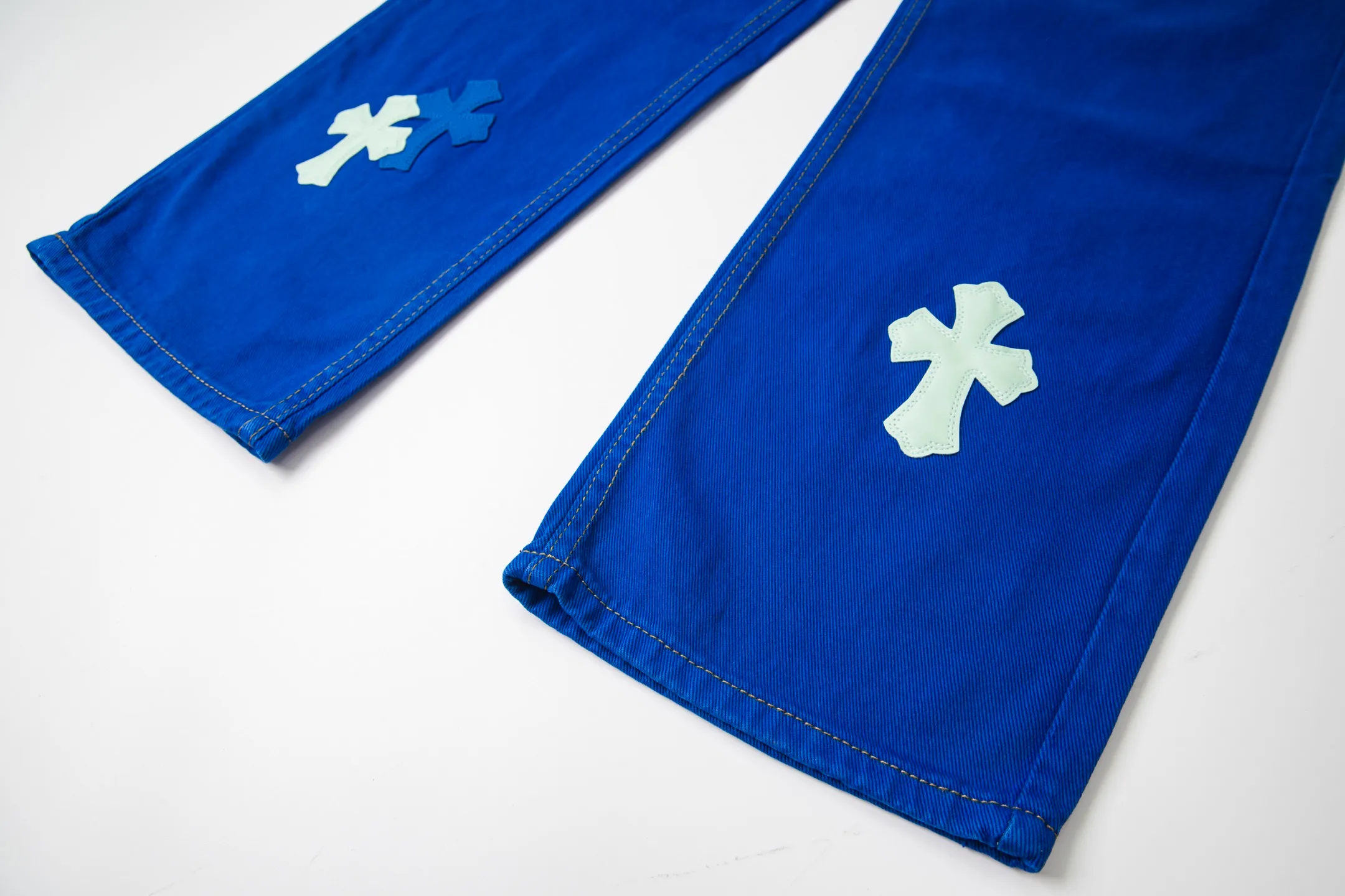 P270 💰 (Top version) Chrome hearts | ch Chrome hearts London limited dopamine blue leather jeans - charming dopamine personality jeans, indispensable for fashionistas, the same style for celebrities, and one touted by many bloggers. This new pair of pants is perfect in terms of shape and upper body. It is no exaggeration to say that making a pair of jeans is equivalent to the time of making 20 short-sleeved jeans. The fabric is made of high-quality imported denim. It has a unique high-end texture. I am very satisfied with it after washing and proofing several times. Color: dopamine blue Size: 28-30-32-34 (corresponds to S-M-L-XL)